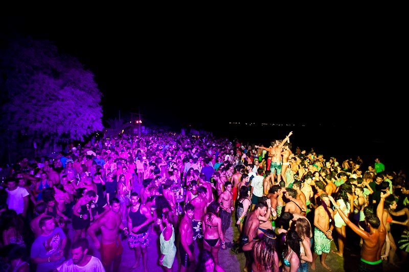 Κόσμος σε beach party