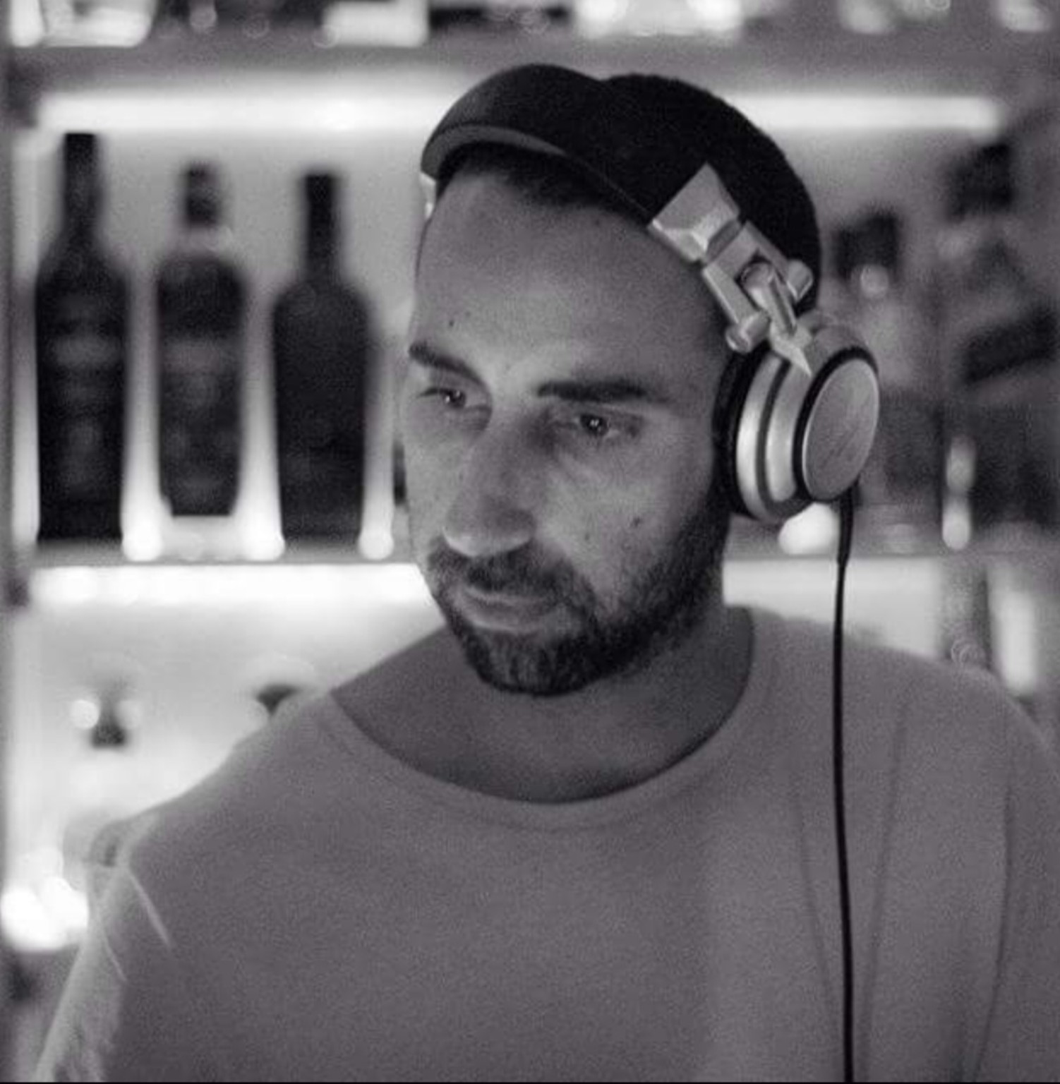 Ο DJ Panas με ακουστικά